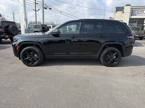 Used 2025 Jeep Grand Cherokee Limited w/ Black Appearance Package AWD/4WD image 5