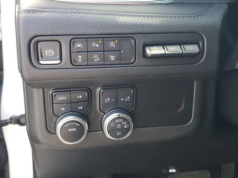 Used 2024 GMC Yukon XL Denali AWD/4WD image 16