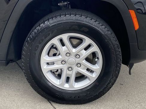 Used 2024 Jeep Grand Cherokee Laredo image 26