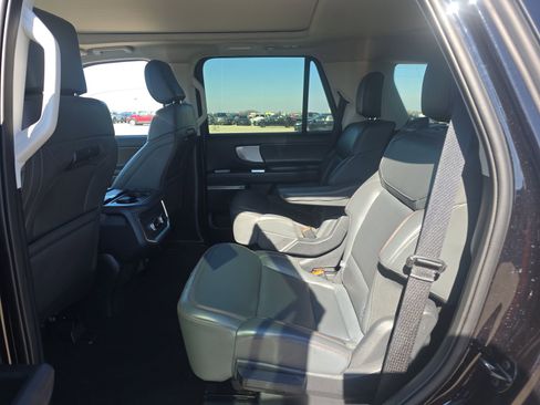 Used 2025 Ford Expedition Active image 10