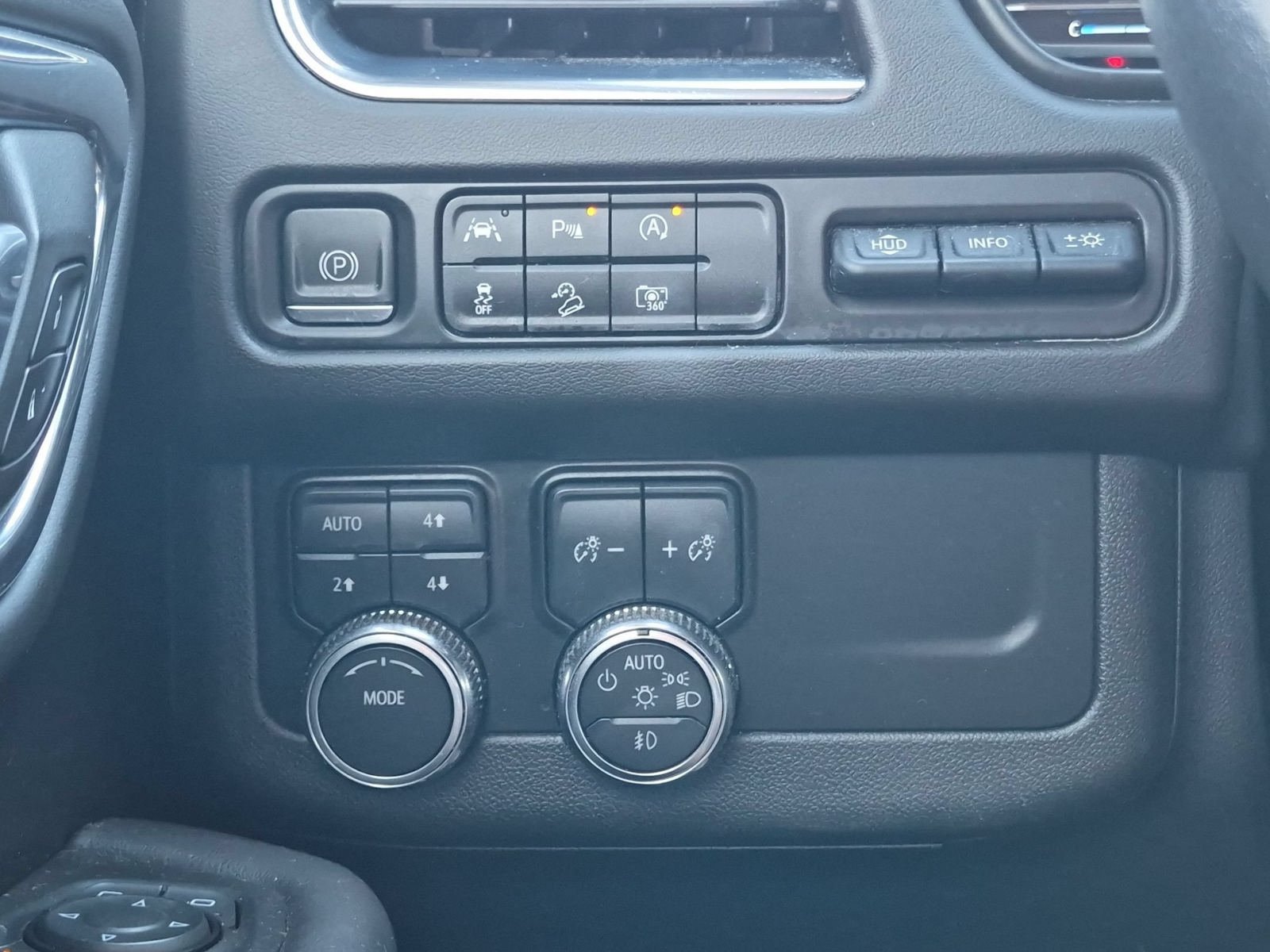 Used 2023 GMC Yukon AT4 w/ Technology Package AWD/4WD image 16