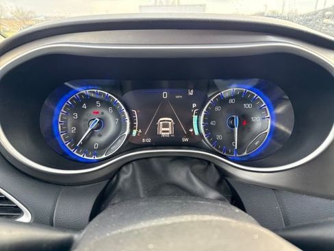 Used 2023 Chrysler Pacifica Touring-L image 25