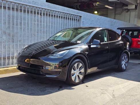 Used 2024 Tesla Model Y Long Range AWD/4WD image 3