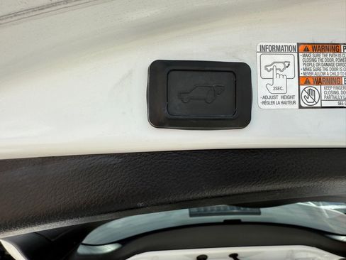 Used 2018 Toyota RAV4 XLE image 9