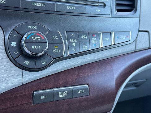 Used 2014 Toyota Sienna XLE FWD image 21