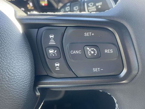 Used 2025 Jeep Wrangler Willys image 9