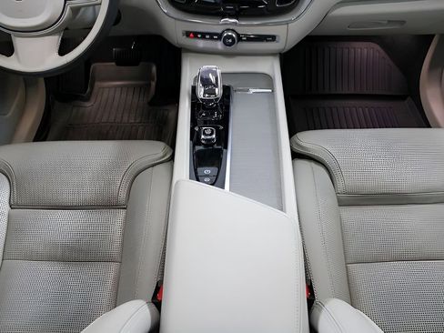 Certified 2023 Volvo XC60 B5 Ultimate w/ Climate Package image 41