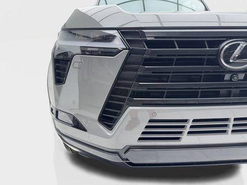 Used 2025 Lexus GX 550 w/ Accessory Package (Z1) image 4