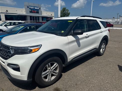 Used 2023 Ford Explorer XLT w/ Equipment Group 202A AWD/4WD image 23