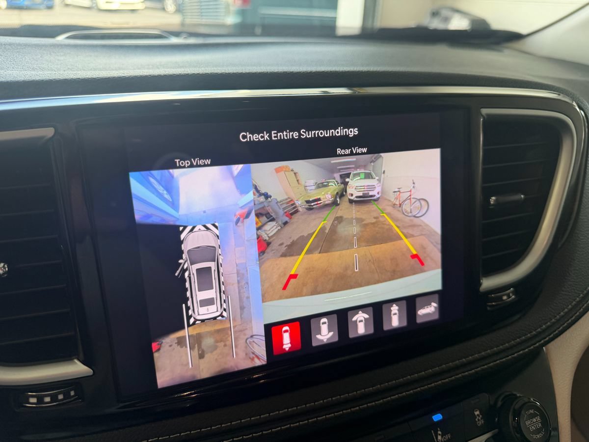 Used 2023 Chrysler Pacifica Limited FWD image 13