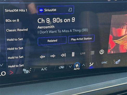 Used 2024 Chevrolet Traverse LT image 12