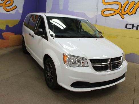 Used 2019 Dodge Grand Caravan SE w/ Rear Park Assist Package FWD image 2