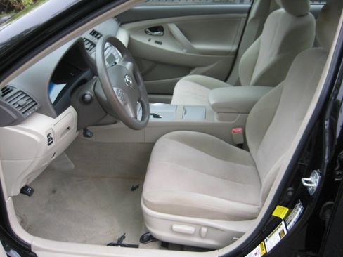 Used 2011 Toyota Camry LE image 17