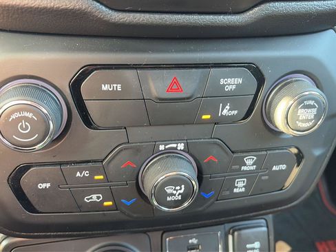 Used 2023 Jeep Renegade Latitude AWD/4WD image 14