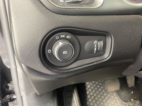 Used 2023 Jeep Renegade Latitude w/ Premium Group AWD/4WD image 22