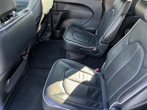 Used 2025 Chrysler Pacifica Limited FWD image 16