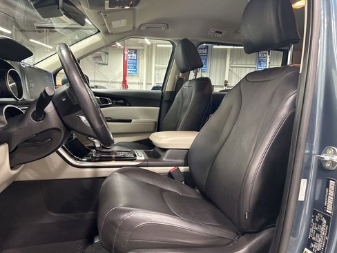 Used 2023 Kia Carnival EX FWD image 11