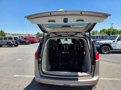 Used 2017 Chrysler Pacifica Touring-L Plus FWD image 25