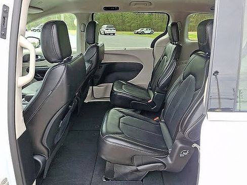 Used 2024 Chrysler Pacifica Touring-L FWD image 13