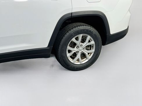 Used 2023 Jeep Grand Cherokee L Limited AWD/4WD image 32