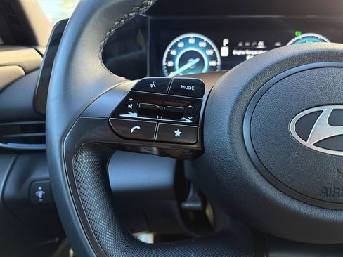 Used 2025 Hyundai Elantra SEL image 12