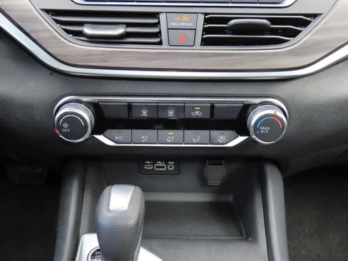 Used 2025 Nissan Altima 2.5 SV FWD image 19