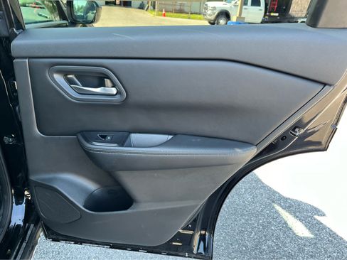 Used 2024 Nissan Rogue SV FWD image 31