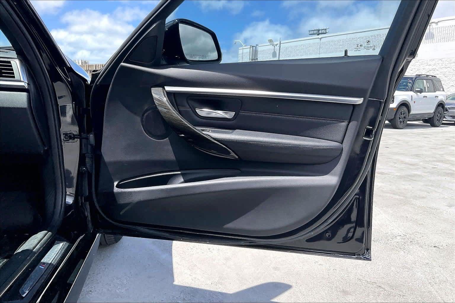 Used 2017 BMW 330i xDrive Sedan AWD/4WD image 28