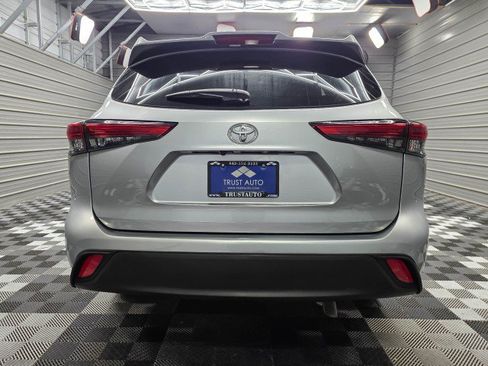 Used 2021 Toyota Highlander LE FWD image 6