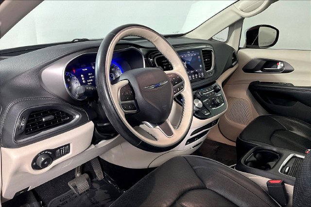 Used 2019 Chrysler Pacifica Limited w/ Tire & Wheel Group FWD image 15