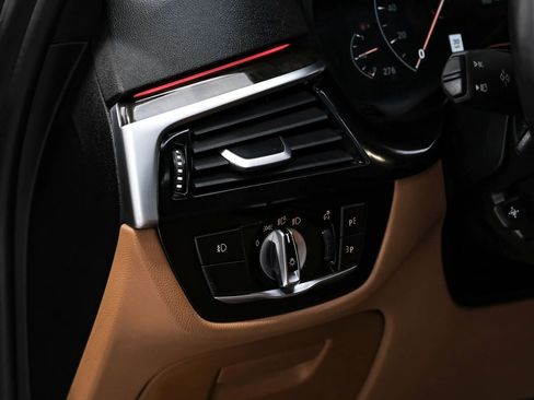 Used 2019 BMW 540i w/ M Sport Package image 28