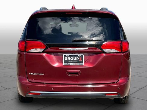 Used 2018 Chrysler Pacifica Touring-L FWD image 5