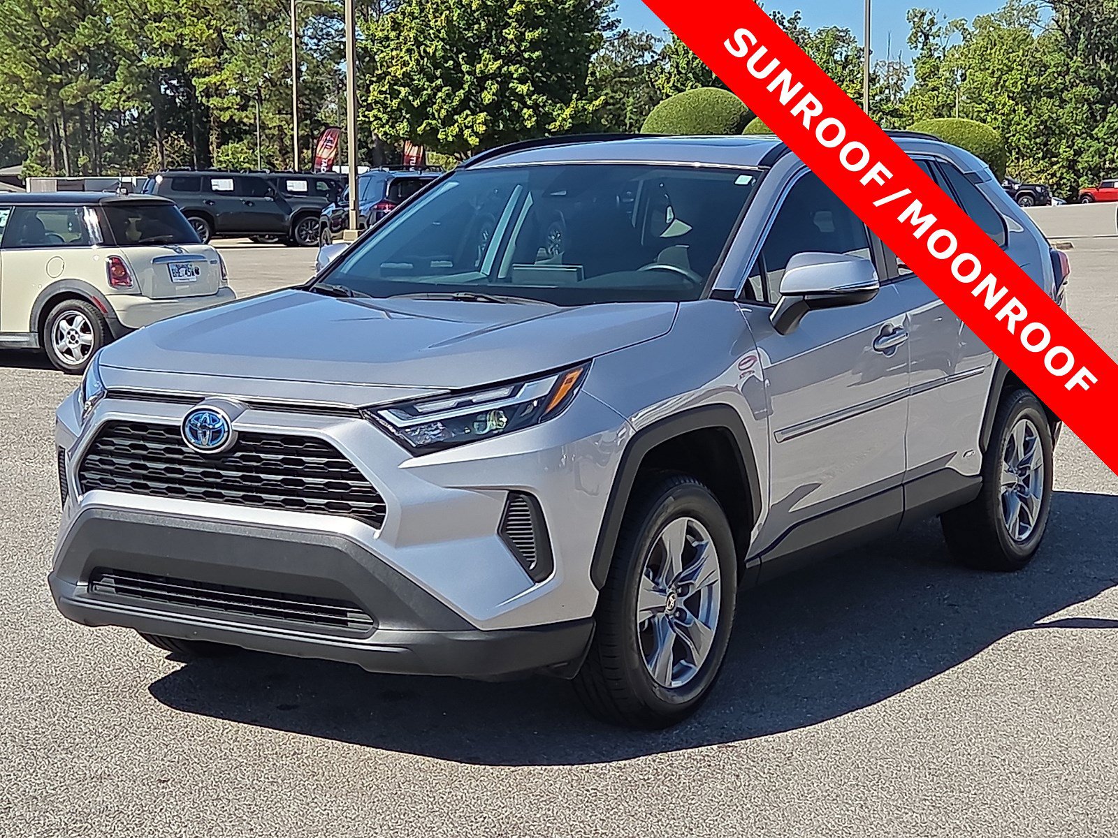 Used 2022 Toyota RAV4 XLE w/ Convenience Package AWD/4WD image 2