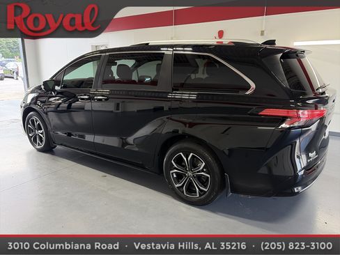 Used 2026 Toyota Sienna Platinum AWD/4WD image 2