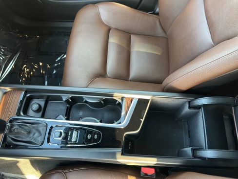 Used 2018 Volvo XC60 T5 Momentum w/ Convenience Package image 25