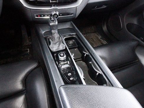 Used 2019 Volvo XC60 T5 Momentum w/ Premium Package image 10