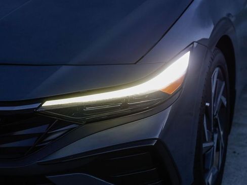 Used 2024 Hyundai Elantra SEL w/ Convenience Package image 5