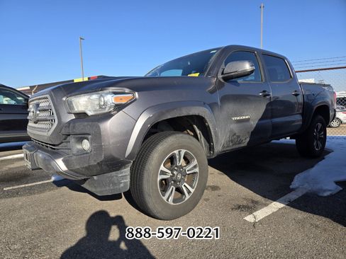 Used 2016 Toyota Tacoma TRD Sport image 2