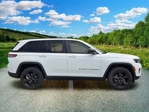Used 2023 Jeep Grand Cherokee Altitude AWD/4WD image 7