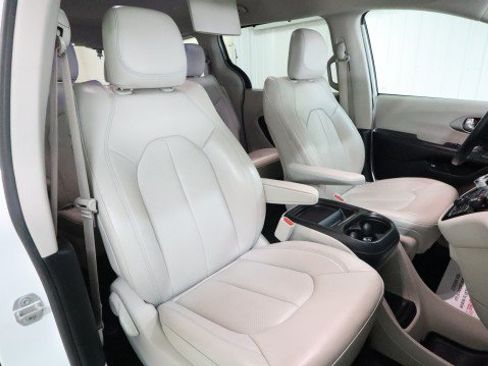 Used 2018 Chrysler Pacifica Touring-L FWD image 12
