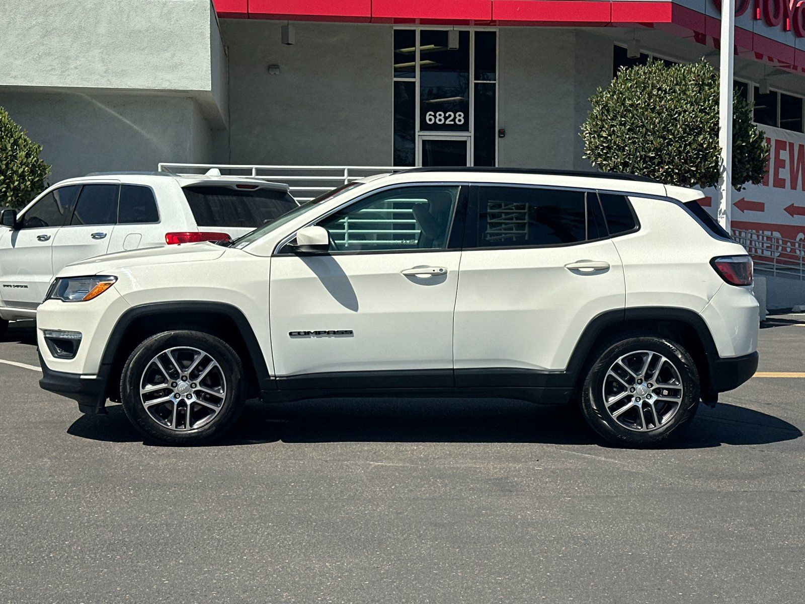 Used 2018 Jeep Compass Latitude w/ Popular Equipment Group FWD image 2