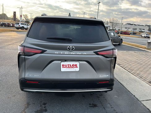 New 2026 Toyota Sienna Platinum image 4