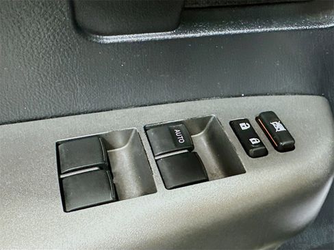 Used 2010 Toyota Tundra 4x4 CrewMax image 17