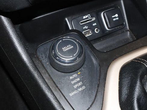 Used 2017 Jeep Cherokee Latitude w/ Comfort/Convenience Group AWD/4WD image 31