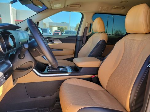 Used 2024 Kia Carnival LX image 12