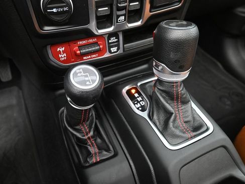 Used 2021 Jeep Wrangler Unlimited Rubicon w/ Cold Weather Group AWD/4WD image 23