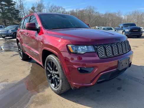 Used 2017 Jeep Grand Cherokee Altitude image 7