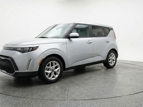 Used 2025 Kia Soul LX w/ LX Technology Package image 3