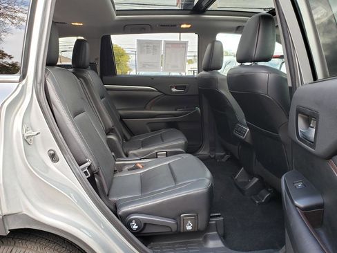 Used 2018 Toyota Highlander Limited Platinum image 17