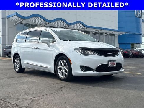 Used 2017 Chrysler Pacifica Touring-L w/ Tire & Wheel Group FWD image 3